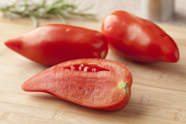 Whole,And,Half,Fresh,Red,Cornue,Des,Andes,Tomatoes,Close